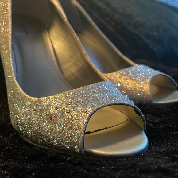 Champagne High Heels 💛 - Picture 3 of 5